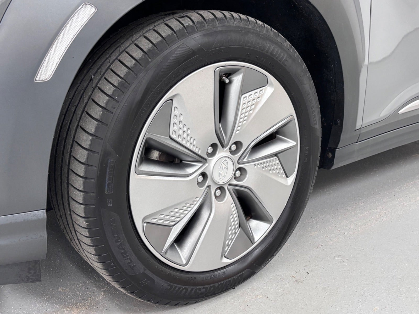 Grå Hyundai Kona fra 2019