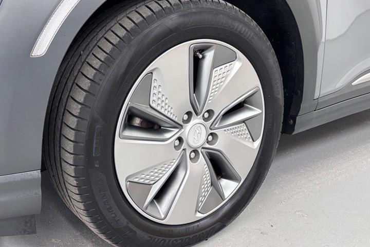 Grå Hyundai Kona fra 2019