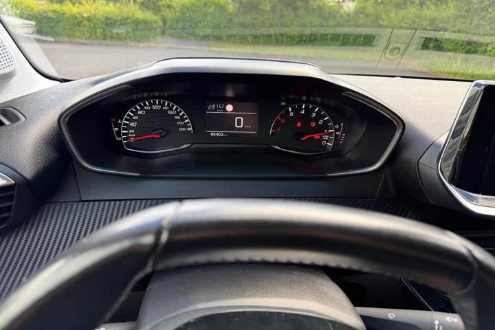 Sort Peugeot 208 fra 2021