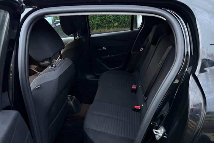 Sort Peugeot 208 fra 2021