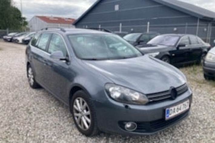 Grå VW Golf VI fra 2012 set udefra
