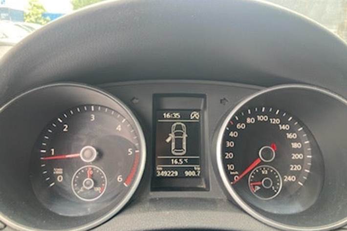 Grå VW Golf VI fra 2012