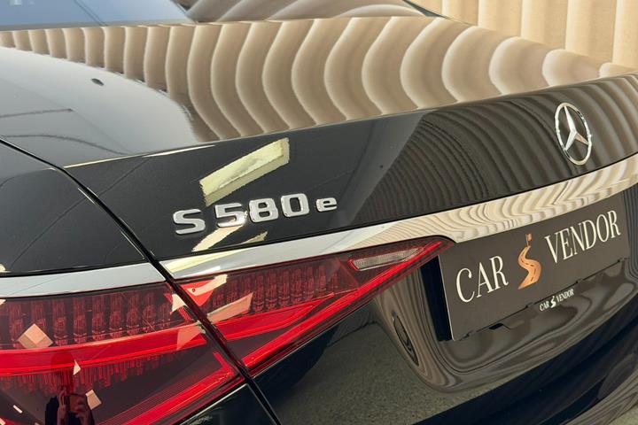 Sort Mercedes S580 e fra 2022