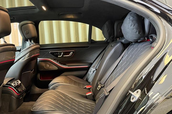 Sort Mercedes S580 e fra 2022
