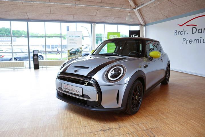 Grå Mini Cooper SE fra 2023 set udefra