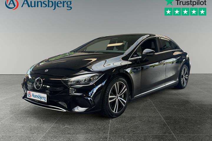 Sort Mercedes EQE300 fra 2023 set udefra