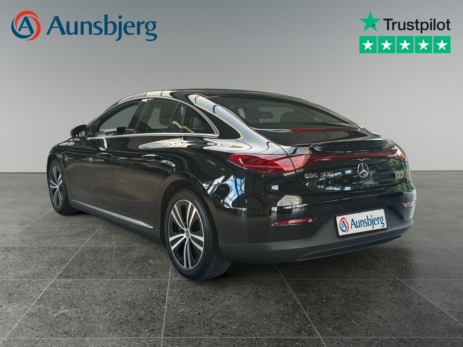 Sort Mercedes EQE300 fra 2023