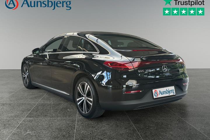 Sort Mercedes EQE300 fra 2023