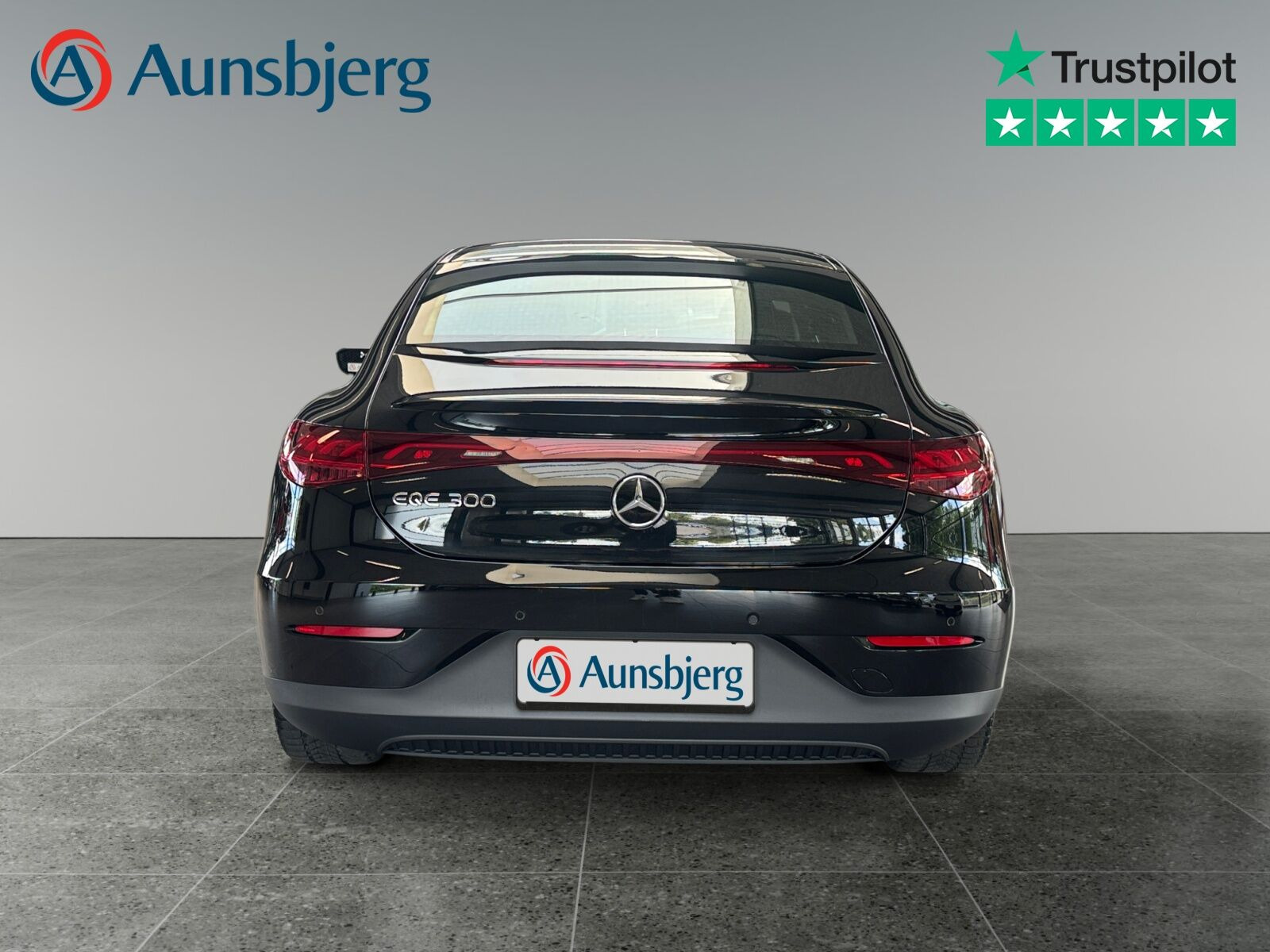 Sort Mercedes EQE300 fra 2023