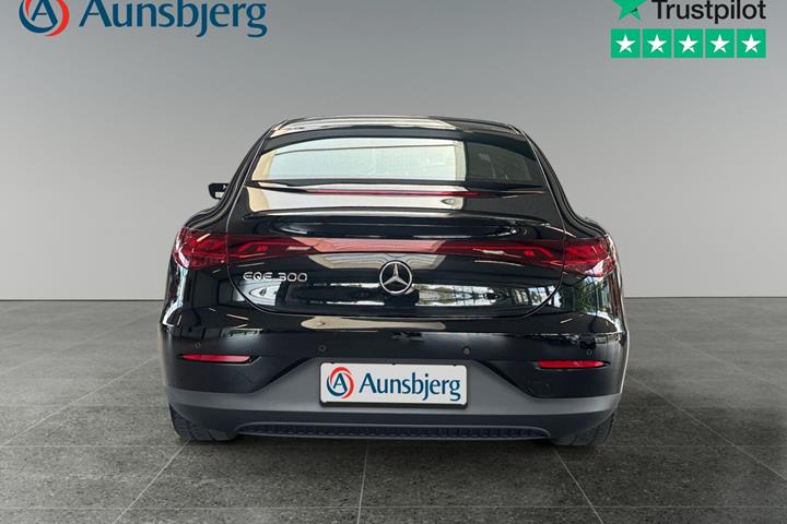 Sort Mercedes EQE300 fra 2023