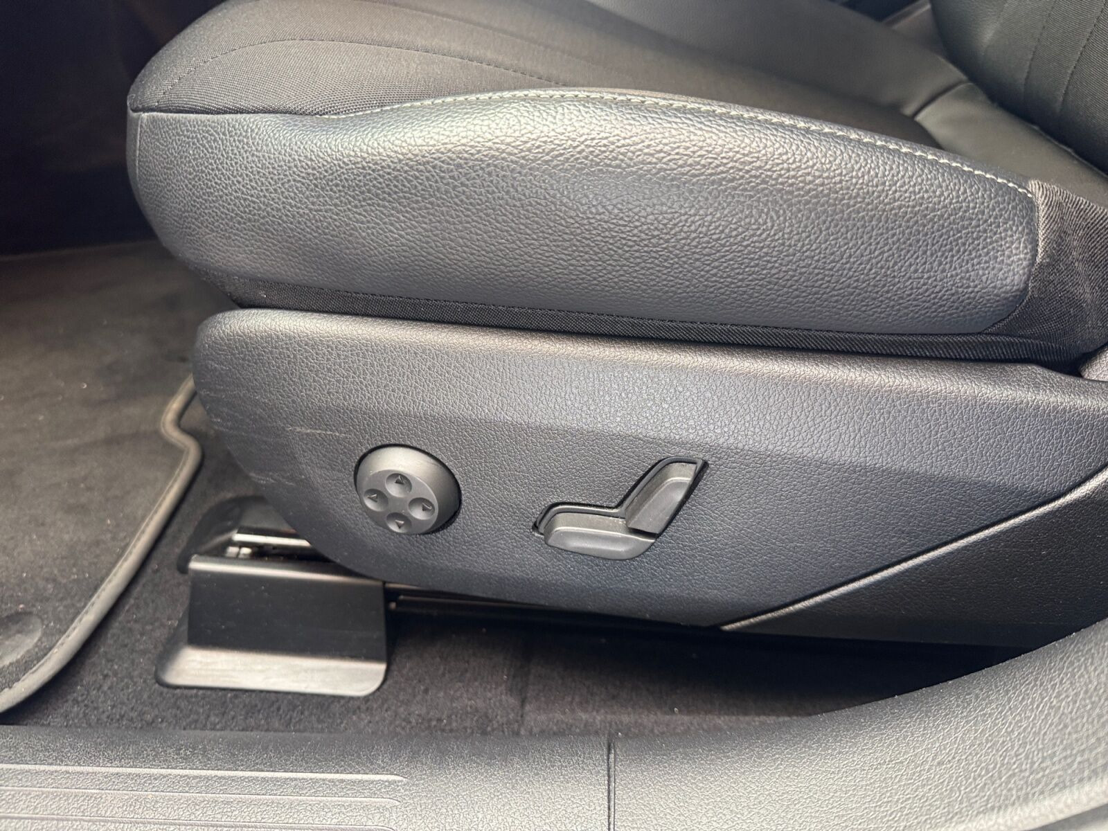 Sort Mercedes EQE300 fra 2023