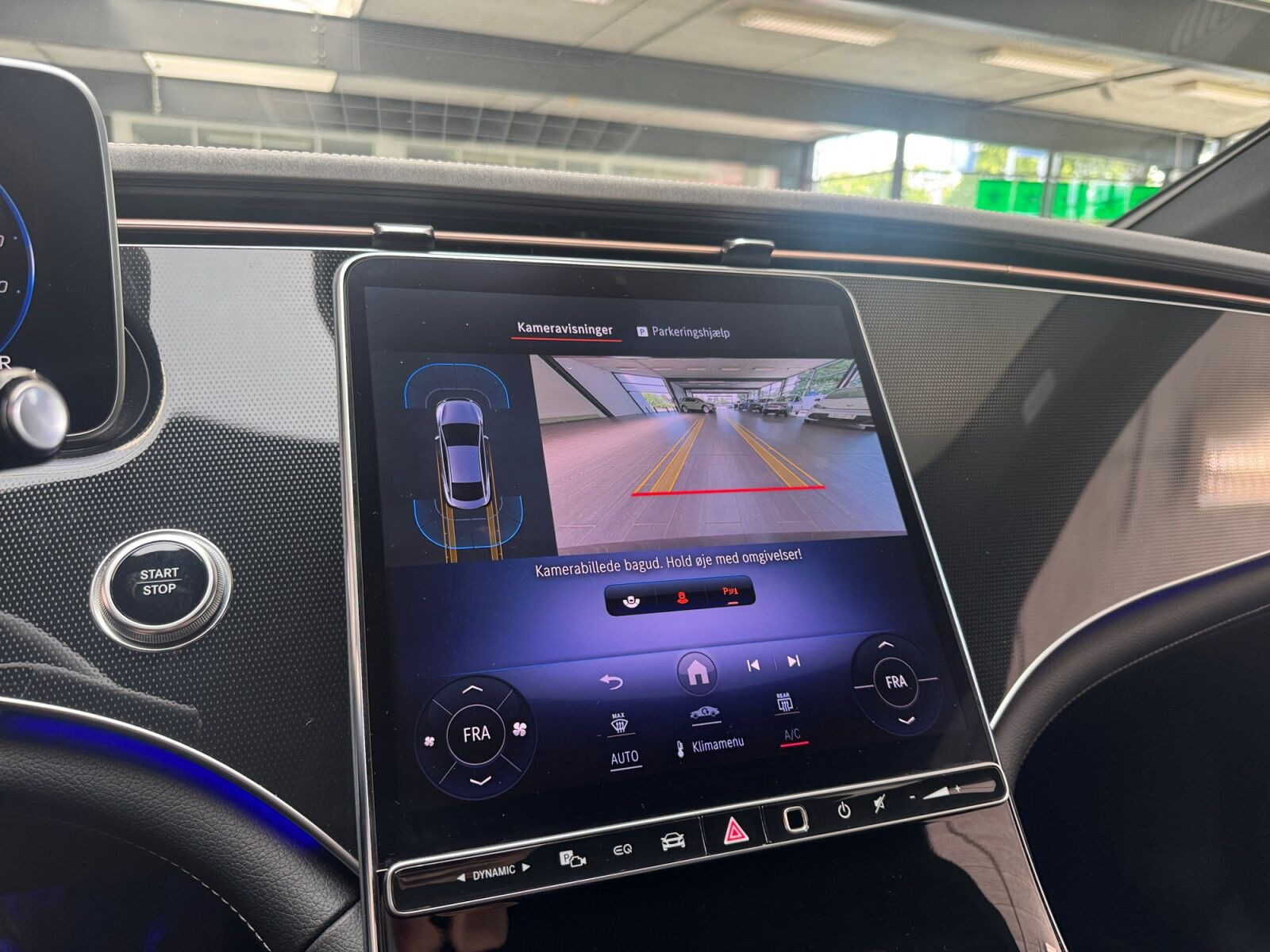 Sort Mercedes EQE300 fra 2023