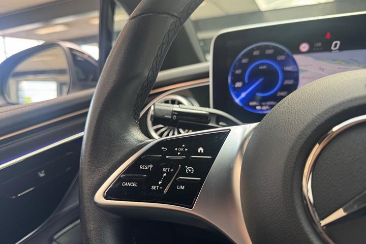 Sort Mercedes EQE300 fra 2023