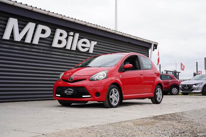 Rød Toyota Aygo fra 2012