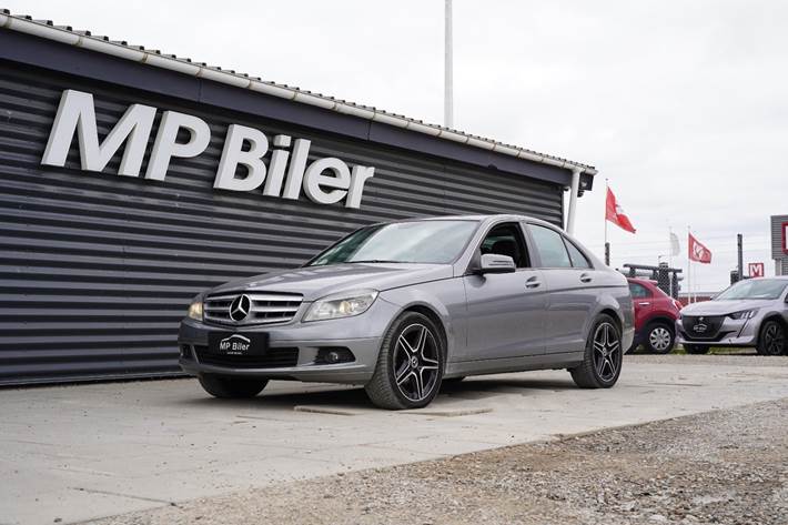 Grå Mercedes C200 fra 2009