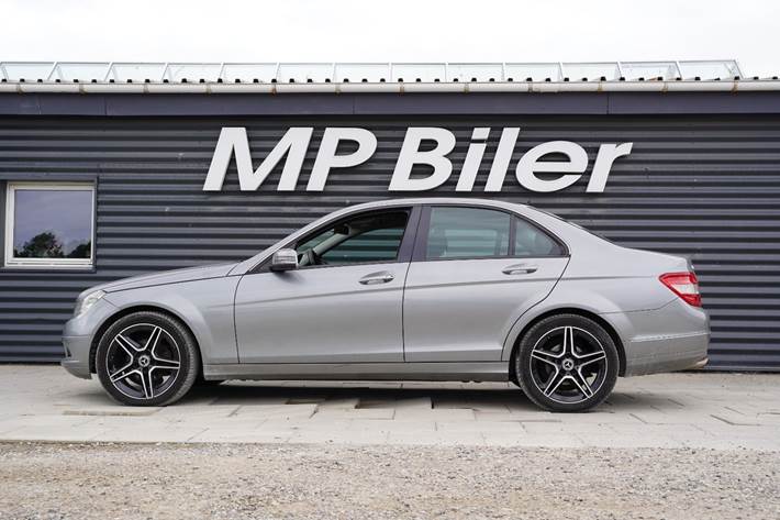 Grå Mercedes C200 fra 2009