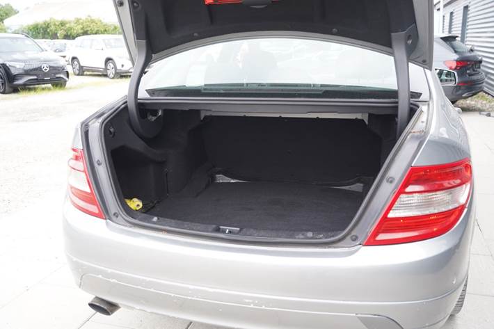 Grå Mercedes C200 fra 2009