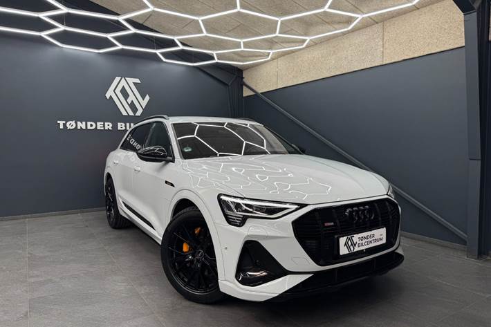 Hvid Audi e-tron fra 2022