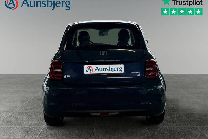 Blå Fiat 500e fra 2022