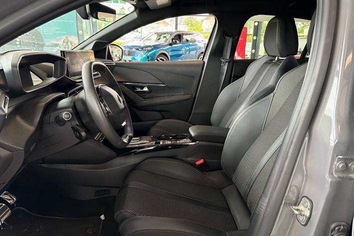 Grå Peugeot e-208 fra 2025