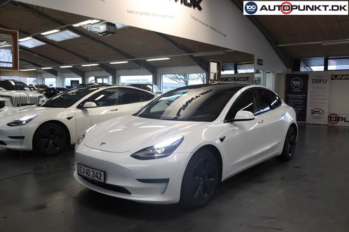 Hvid Tesla Model 3 fra 2021