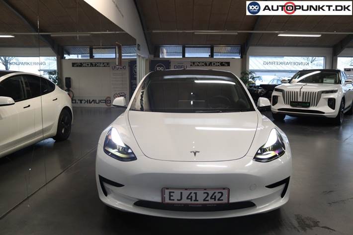 Hvid Tesla Model 3 fra 2021