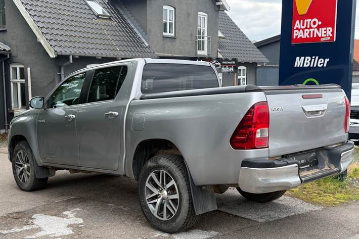 Grå Toyota HiLux fra 2019
