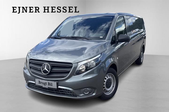 Grå Mercedes Vito 114 fra 2022 set udefra