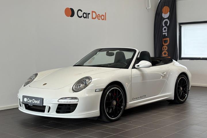 Hvid Porsche 911 Carrera 4 GTS fra 2012 set udefra