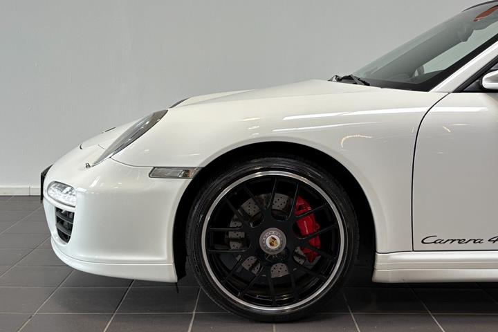 Hvid Porsche 911 Carrera 4 GTS fra 2012
