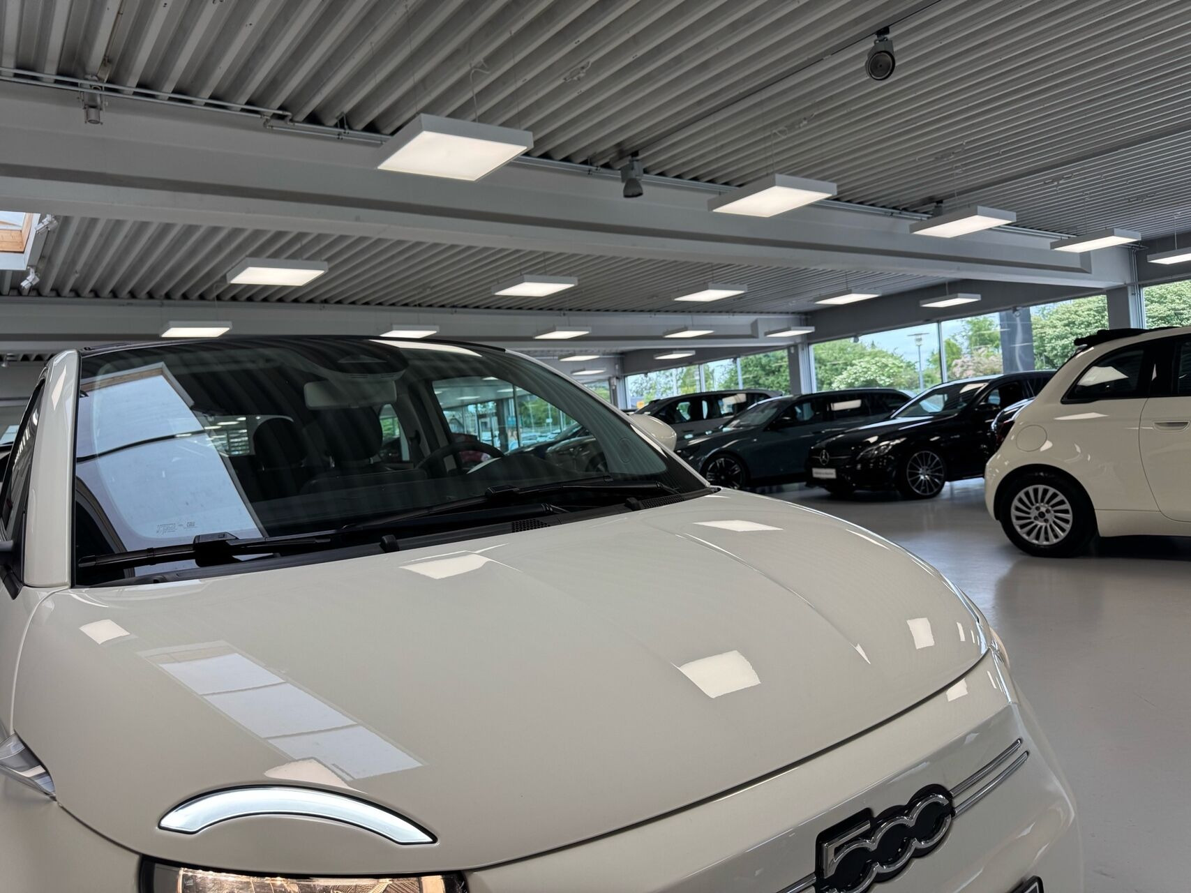 Hvid Fiat 500e fra 2023