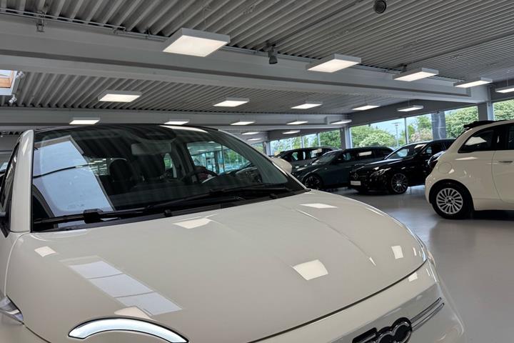 Hvid Fiat 500e fra 2023