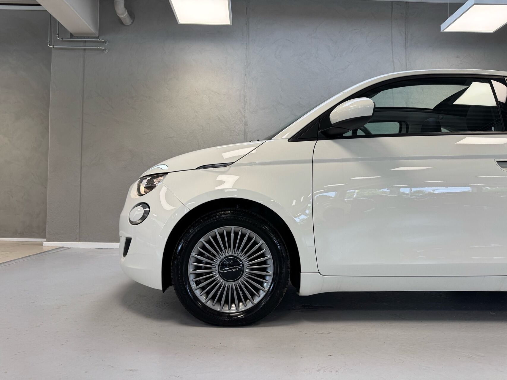 Hvid Fiat 500e fra 2023