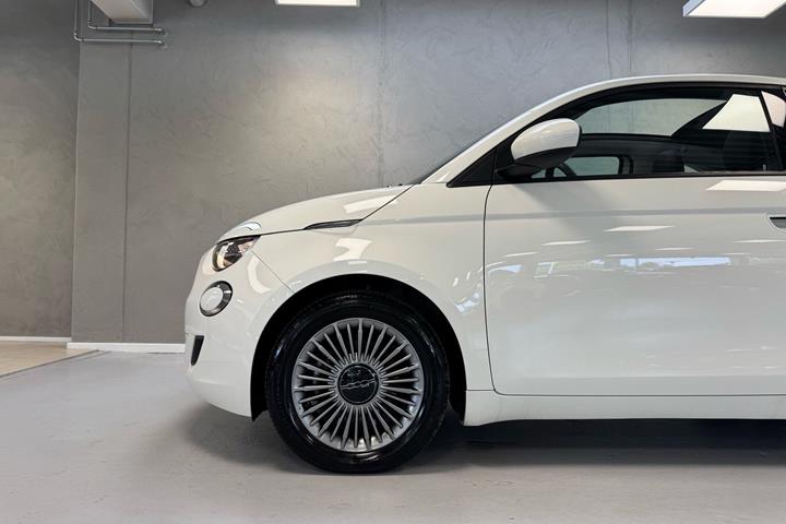 Hvid Fiat 500e fra 2023