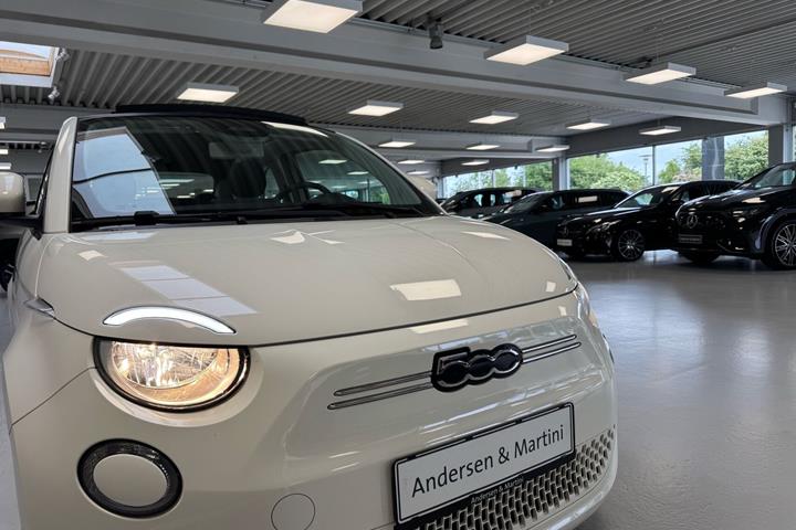 Hvid Fiat 500e fra 2023