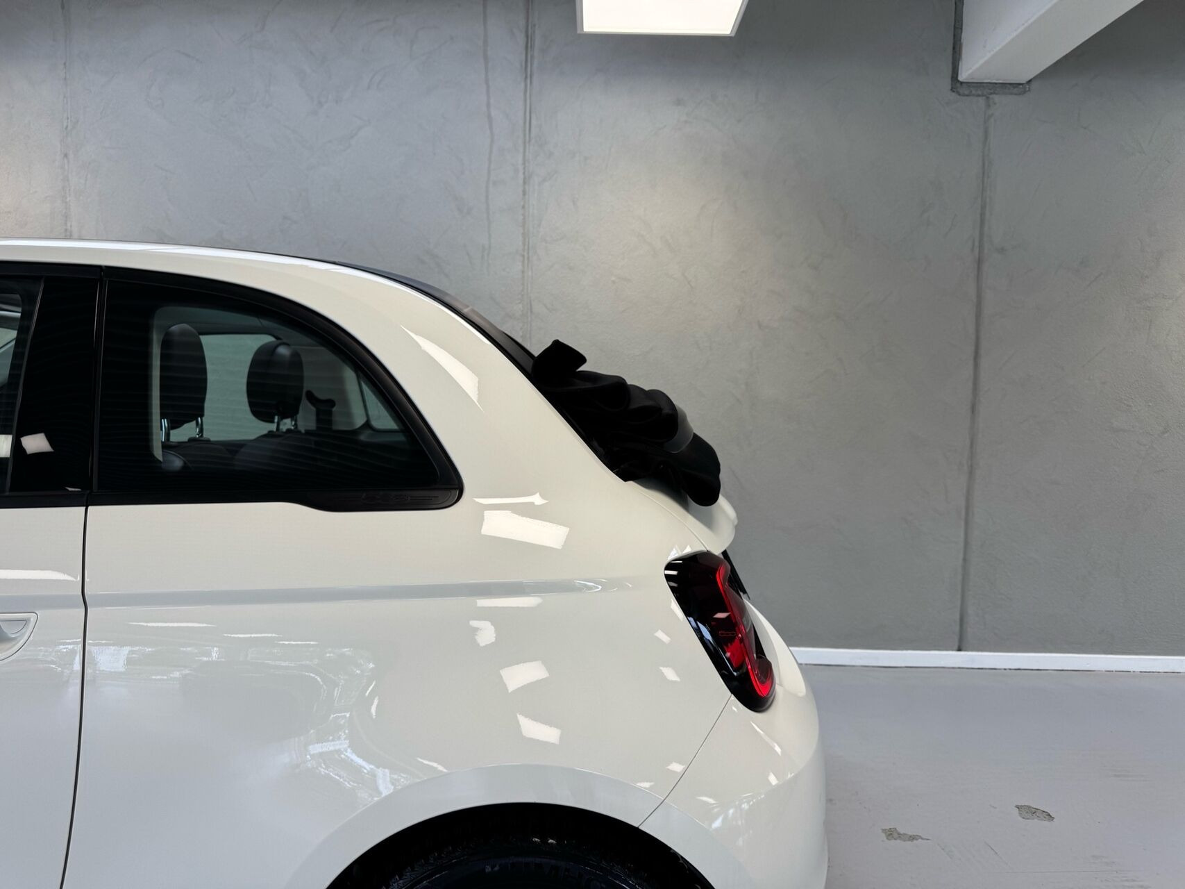 Hvid Fiat 500e fra 2023