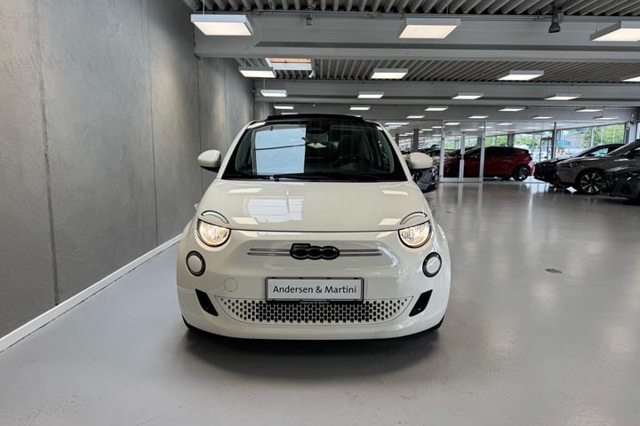 Hvid Fiat 500e fra 2023