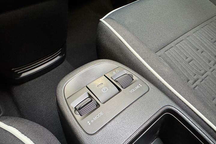 Hvid Fiat 500e fra 2023
