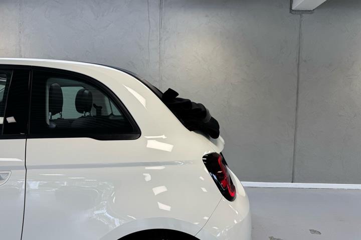 Hvid Fiat 500e fra 2023