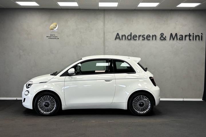 Hvid Fiat 500e fra 2023