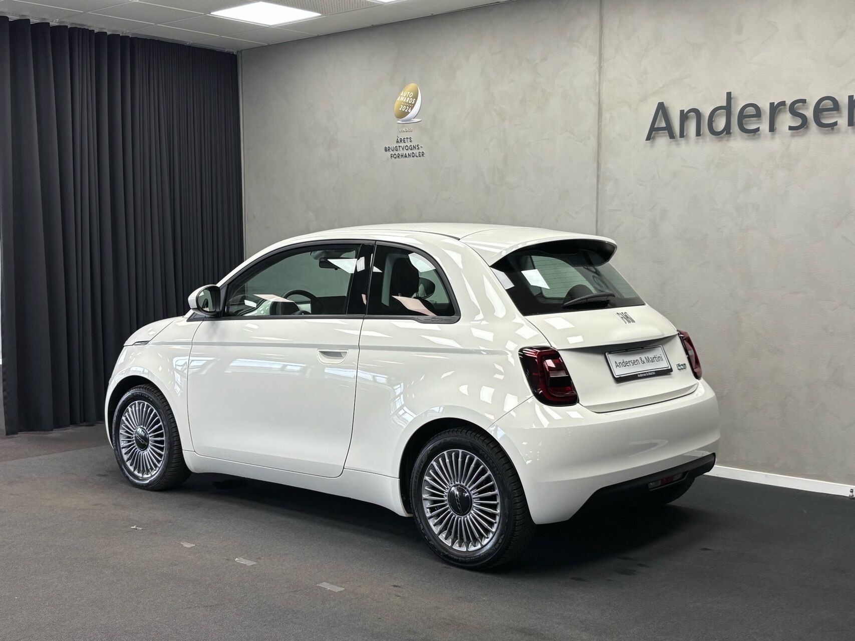 Hvid Fiat 500e fra 2023