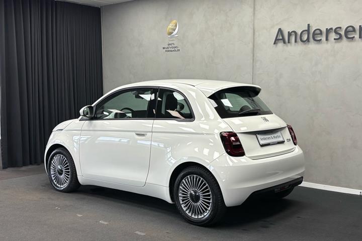 Hvid Fiat 500e fra 2023