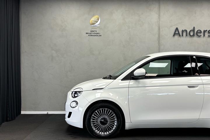 Hvid Fiat 500e fra 2023