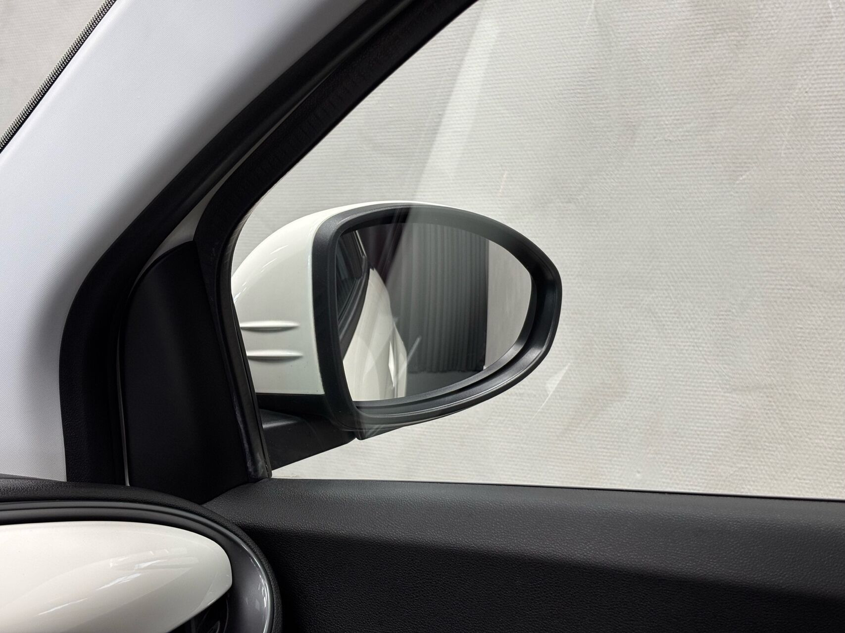 Hvid Fiat 500e fra 2023