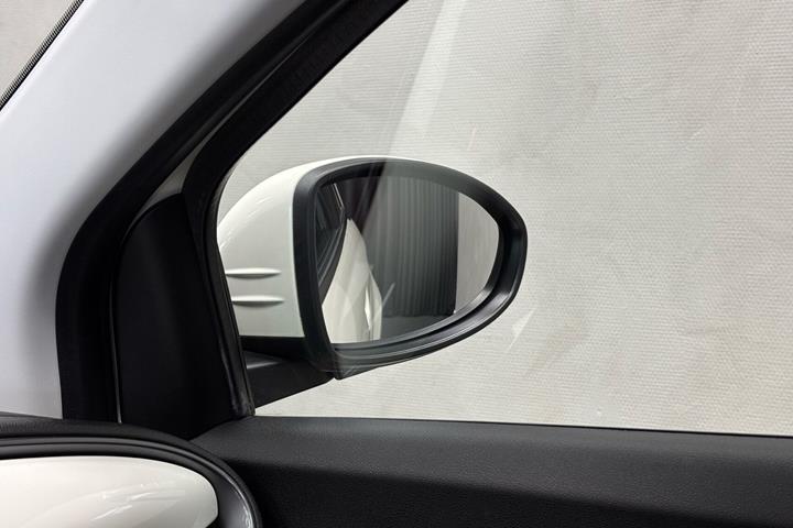 Hvid Fiat 500e fra 2023