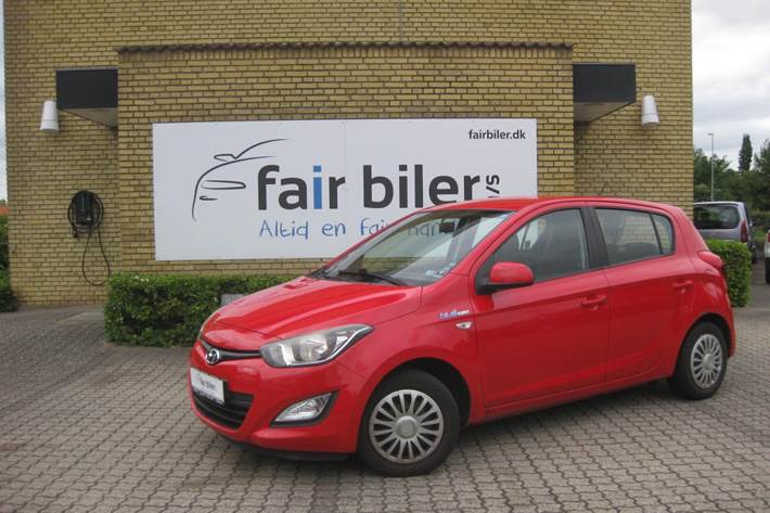 Rød Hyundai i20 fra 2012