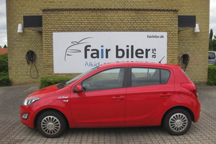Rød Hyundai i20 fra 2012