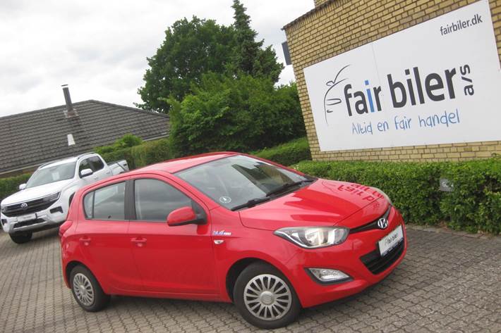 Rød Hyundai i20 fra 2012