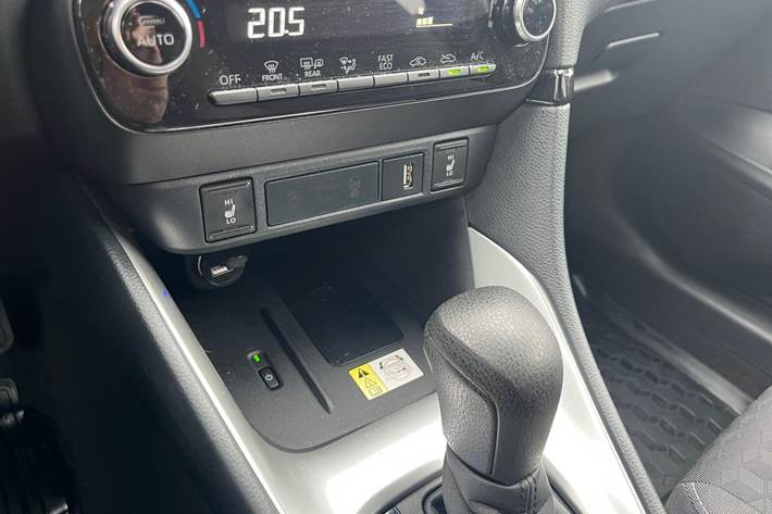 Bronze Toyota Yaris fra 2020
