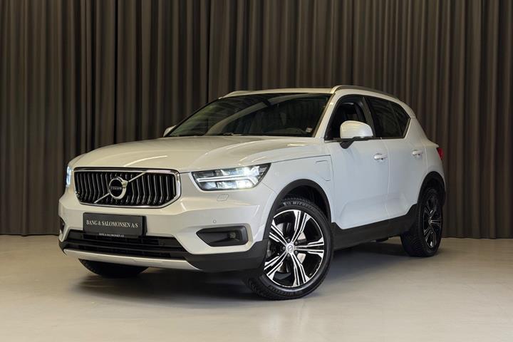 Sølv Volvo XC40 fra 2021 set udefra